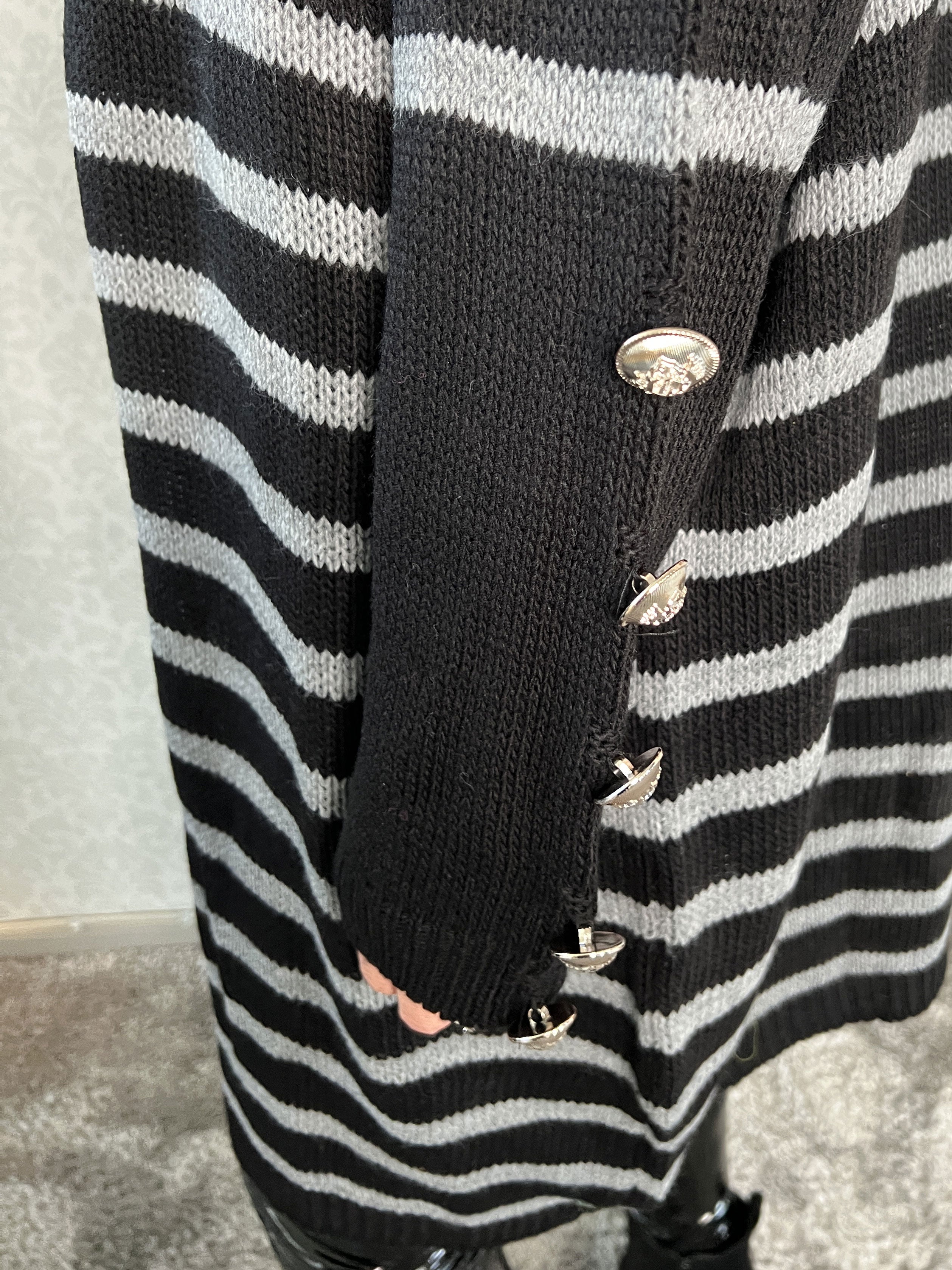 Mirindi - Randig stickad klänning med knappar på ärmarna